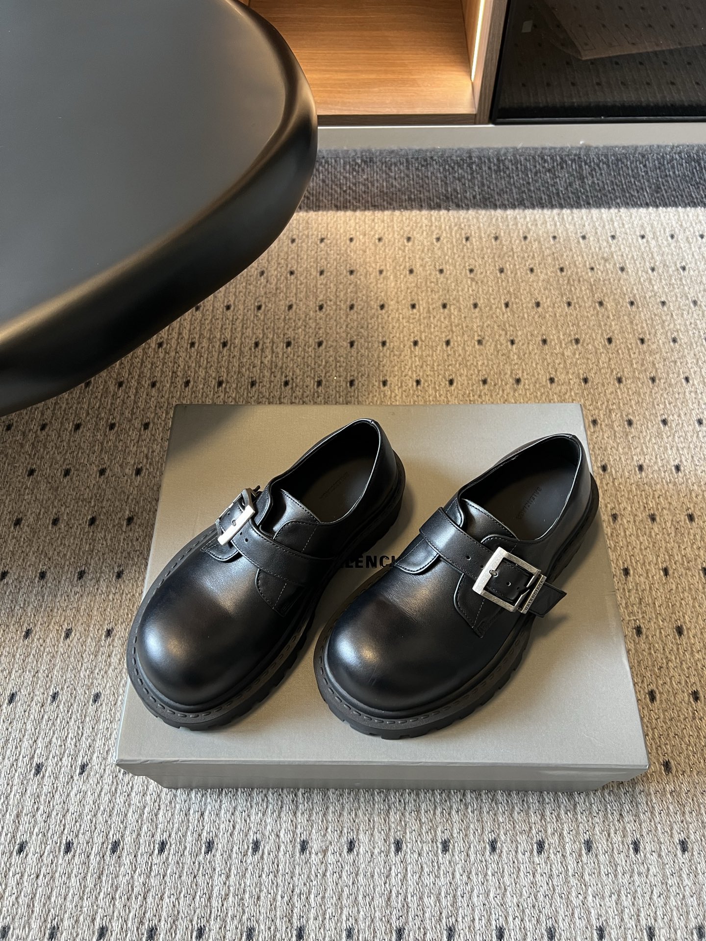 Balenciag*26ss夏季新款厚底德比鞋 自带酷飒复古高级氛围感的厚底德比乐福，鞋身线条硬朗有型，加宽鞋楦包容各种