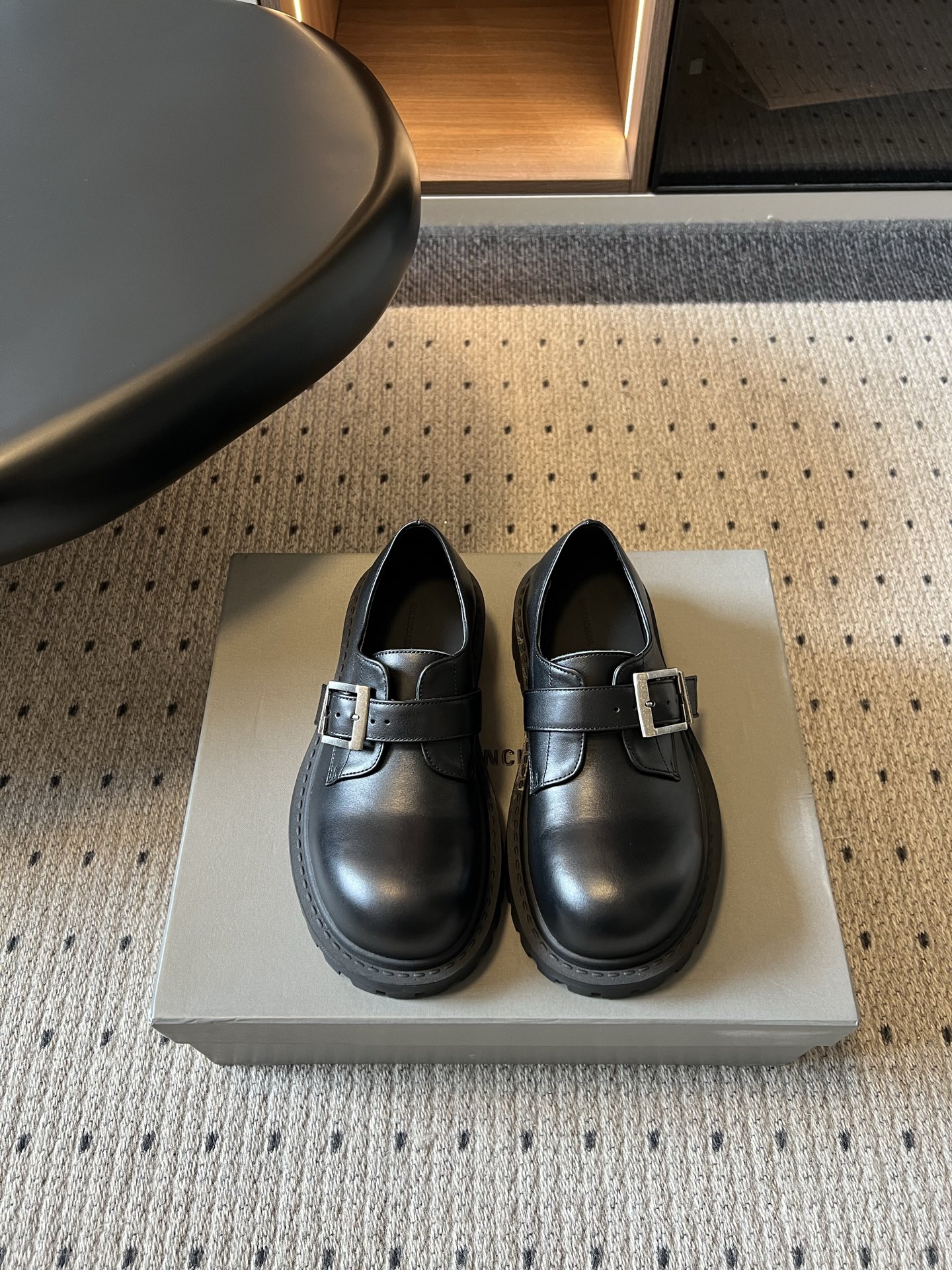 Balenciag*26ss夏季新款厚底德比鞋 自带酷飒复古高级氛围感的厚底德比乐福，鞋身线条硬朗有型，加宽鞋楦包容各种