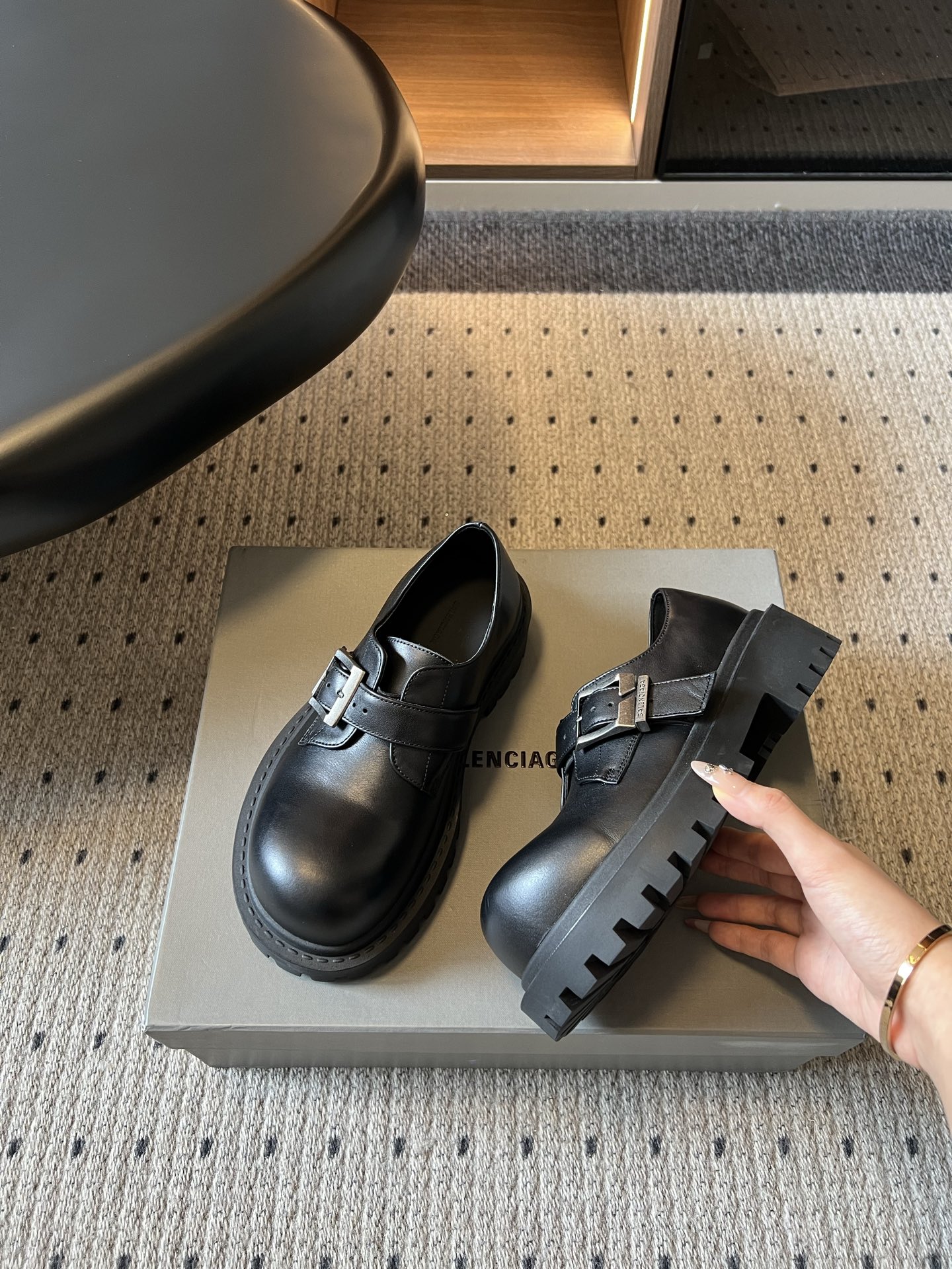 Balenciag*26ss夏季新款厚底德比鞋 自带酷飒复古高级氛围感的厚底德比乐福，鞋身线条硬朗有型，加宽鞋楦包容各种