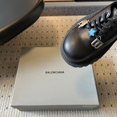 Balenciag*26ss夏季新款厚底德比鞋 自带酷飒复古高级氛围感的厚底德比乐福,鞋身线条硬朗有型,加宽鞋楦包容各种 Balenciag*26ss夏季新款厚底德比鞋 自带酷飒复古高级氛围感的厚底德比乐福,鞋身线条硬朗有型,加宽鞋楦包容各种