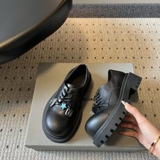 Balenciag*26ss夏季新款厚底德比鞋 自带酷飒复古高级氛围感的厚底德比乐福,鞋身线条硬朗有型,加宽鞋楦包容各种 Balenciag*26ss夏季新款厚底德比鞋 自带酷飒复古高级氛围感的厚底德比乐福,鞋身线条硬朗有型,加宽鞋楦包容各种