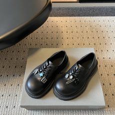 Balenciag*26ss夏季新款厚底德比鞋 自带酷飒复古高级氛围感的厚底德比乐福,鞋身线条硬朗有型,加宽鞋楦包容各种 Balenciag*26ss夏季新款厚底德比鞋 自带酷飒复古高级氛围感的厚底德比乐福,鞋身线条硬朗有型,加宽鞋楦包容各种