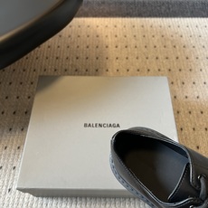 Balenciag*26ss夏季新款厚底德比鞋 自带酷飒复古高级氛围感的厚底德比乐福,鞋身线条硬朗有型,加宽鞋楦包容各种 Balenciag*26ss夏季新款厚底德比鞋 自带酷飒复古高级氛围感的厚底德比乐福,鞋身线条硬朗有型,加宽鞋楦包容各种