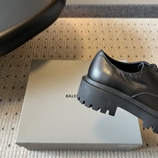 Balenciag*26ss夏季新款厚底德比鞋 自带酷飒复古高级氛围感的厚底德比乐福,鞋身线条硬朗有型,加宽鞋楦包容各种 Balenciag*26ss夏季新款厚底德比鞋 自带酷飒复古高级氛围感的厚底德比乐福,鞋身线条硬朗有型,加宽鞋楦包容各种
