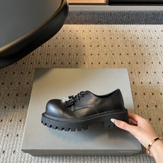 Balenciag*26ss夏季新款厚底德比鞋 自带酷飒复古高级氛围感的厚底德比乐福,鞋身线条硬朗有型,加宽鞋楦包容各种 Balenciag*26ss夏季新款厚底德比鞋 自带酷飒复古高级氛围感的厚底德比乐福,鞋身线条硬朗有型,加宽鞋楦包容各种