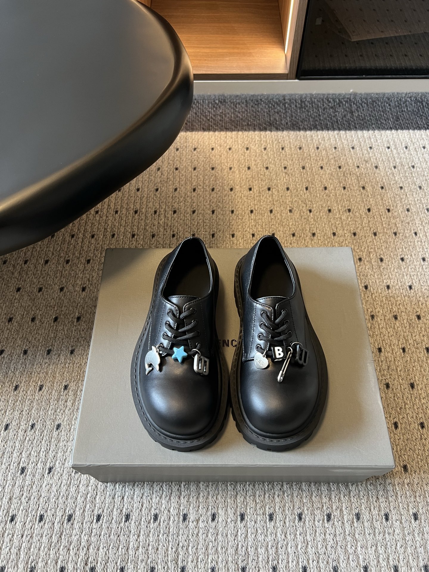 Balenciag*26ss夏季新款厚底德比鞋 自带酷飒复古高级氛围感的厚底德比乐福，鞋身线条硬朗有型，加宽鞋楦包容各种