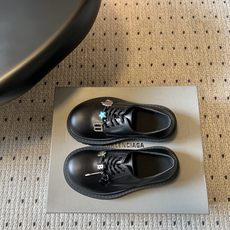 Balenciag*26ss夏季新款厚底德比鞋 自带酷飒复古高级氛围感的厚底德比乐福,鞋身线条硬朗有型,加宽鞋楦包容各种 Balenciag*26ss夏季新款厚底德比鞋 自带酷飒复古高级氛围感的厚底德比乐福,鞋身线条硬朗有型,加宽鞋楦包容各种