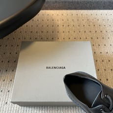 Balenciag*26ss夏季新款厚底德比鞋 自带酷飒复古高级氛围感的厚底德比乐福,鞋身线条硬朗有型,加宽鞋楦包容各种 Balenciag*26ss夏季新款厚底德比鞋 自带酷飒复古高级氛围感的厚底德比乐福,鞋身线条硬朗有型,加宽鞋楦包容各种