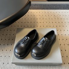 Balenciag*26ss夏季新款厚底德比鞋 自带酷飒复古高级氛围感的厚底德比乐福,鞋身线条硬朗有型,加宽鞋楦包容各种 Balenciag*26ss夏季新款厚底德比鞋 自带酷飒复古高级氛围感的厚底德比乐福,鞋身线条硬朗有型,加宽鞋楦包容各种