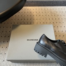 Balenciag*26ss夏季新款厚底德比鞋 自带酷飒复古高级氛围感的厚底德比乐福,鞋身线条硬朗有型,加宽鞋楦包容各种 Balenciag*26ss夏季新款厚底德比鞋 自带酷飒复古高级氛围感的厚底德比乐福,鞋身线条硬朗有型,加宽鞋楦包容各种