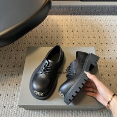 Balenciag*26ss夏季新款厚底德比鞋 自带酷飒复古高级氛围感的厚底德比乐福,鞋身线条硬朗有型,加宽鞋楦包容各种 Balenciag*26ss夏季新款厚底德比鞋 自带酷飒复古高级氛围感的厚底德比乐福,鞋身线条硬朗有型,加宽鞋楦包容各种