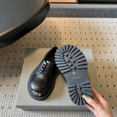 Balenciag*26ss夏季新款厚底德比鞋 自带酷飒复古高级氛围感的厚底德比乐福,鞋身线条硬朗有型,加宽鞋楦包容各种 Balenciag*26ss夏季新款厚底德比鞋 自带酷飒复古高级氛围感的厚底德比乐福,鞋身线条硬朗有型,加宽鞋楦包容各种
