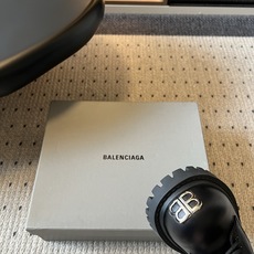 Balenciag*26ss夏季新款厚底德比鞋 自带酷飒复古高级氛围感的厚底德比乐福,鞋身线条硬朗有型,加宽鞋楦包容各种 Balenciag*26ss夏季新款厚底德比鞋 自带酷飒复古高级氛围感的厚底德比乐福,鞋身线条硬朗有型,加宽鞋楦包容各种