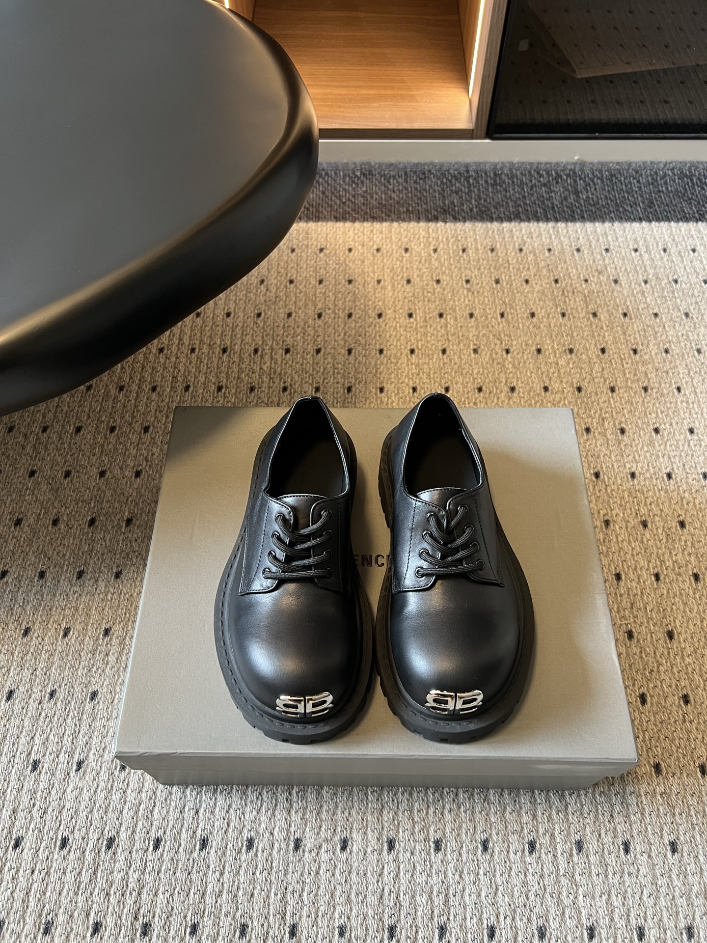 Balenciag*26ss夏季新款厚底德比鞋 自带酷飒复古高级氛围感的厚底德比乐福，鞋身线条硬朗有型，加宽鞋楦包容各种