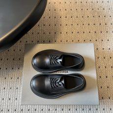 Balenciag*26ss夏季新款厚底德比鞋 自带酷飒复古高级氛围感的厚底德比乐福,鞋身线条硬朗有型,加宽鞋楦包容各种 Balenciag*26ss夏季新款厚底德比鞋 自带酷飒复古高级氛围感的厚底德比乐福,鞋身线条硬朗有型,加宽鞋楦包容各种