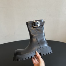 Balenciag*26ss夏季新款搭扣短靴 圆润饱满的大圆头靴型辨识度拉满,靴身外侧搭配复古金属方扣饰带,侧边拉链设计 Balenciag*26ss夏季新款搭扣短靴 圆润饱满的大圆头靴型辨识度拉满,靴身外侧搭配复古金属方扣饰带,侧边拉链设计