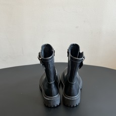 Balenciag*26ss夏季新款搭扣短靴 圆润饱满的大圆头靴型辨识度拉满,靴身外侧搭配复古金属方扣饰带,侧边拉链设计 Balenciag*26ss夏季新款搭扣短靴 圆润饱满的大圆头靴型辨识度拉满,靴身外侧搭配复古金属方扣饰带,侧边拉链设计