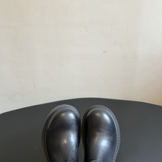 Balenciag*26ss夏季新款搭扣短靴 圆润饱满的大圆头靴型辨识度拉满,靴身外侧搭配复古金属方扣饰带,侧边拉链设计 Balenciag*26ss夏季新款搭扣短靴 圆润饱满的大圆头靴型辨识度拉满,靴身外侧搭配复古金属方扣饰带,侧边拉链设计