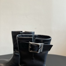 Balenciag*26ss夏季新款搭扣短靴 圆润饱满的大圆头靴型辨识度拉满,靴身外侧搭配复古金属方扣饰带,侧边拉链设计 Balenciag*26ss夏季新款搭扣短靴 圆润饱满的大圆头靴型辨识度拉满,靴身外侧搭配复古金属方扣饰带,侧边拉链设计