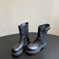 Balenciag*26ss夏季新款搭扣短靴 圆润饱满的大圆头靴型辨识度拉满,靴身外侧搭配复古金属方扣饰带,侧边拉链设计 Balenciag*26ss夏季新款搭扣短靴 圆润饱满的大圆头靴型辨识度拉满,靴身外侧搭配复古金属方扣饰带,侧边拉链设计