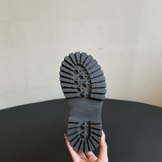 Balenciag*26ss夏季新款搭扣短靴 圆润饱满的大圆头靴型辨识度拉满,靴身外侧搭配复古金属方扣饰带,侧边拉链设计 Balenciag*26ss夏季新款搭扣短靴 圆润饱满的大圆头靴型辨识度拉满,靴身外侧搭配复古金属方扣饰带,侧边拉链设计