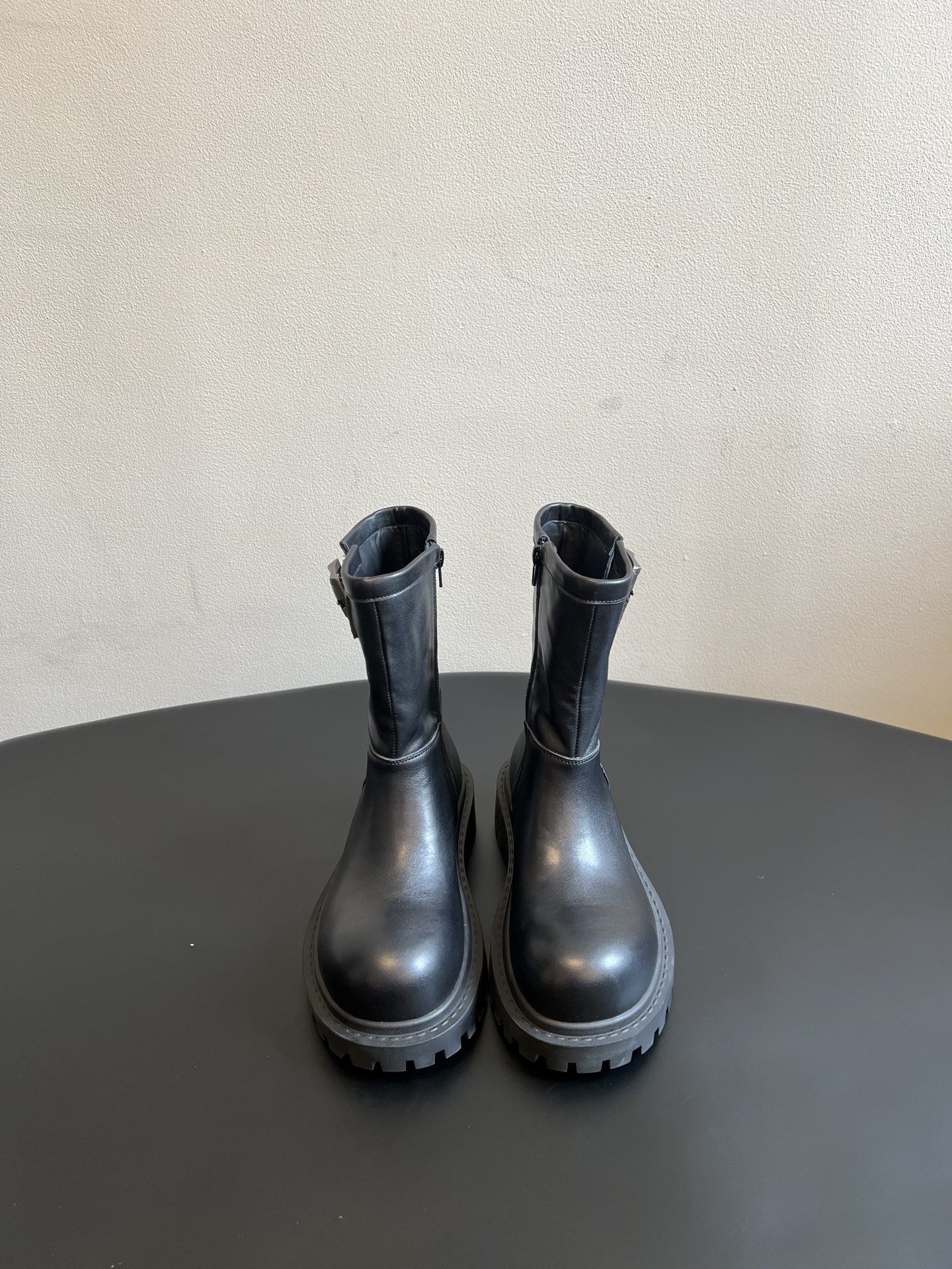 Balenciag*26ss夏季新款搭扣短靴 圆润饱满的大圆头靴型辨识度拉满，靴身外侧搭配复古金属方扣饰带，侧边拉链设计