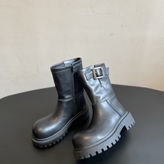Balenciag*26ss夏季新款搭扣短靴 圆润饱满的大圆头靴型辨识度拉满,靴身外侧搭配复古金属方扣饰带,侧边拉链设计 Balenciag*26ss夏季新款搭扣短靴 圆润饱满的大圆头靴型辨识度拉满,靴身外侧搭配复古金属方扣饰带,侧边拉链设计