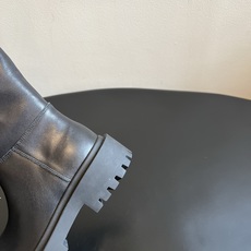 Balenciag*26ss夏季新款搭扣短靴 圆润饱满的大圆头靴型辨识度拉满,靴身外侧搭配复古金属方扣饰带,侧边拉链设计 Balenciag*26ss夏季新款搭扣短靴 圆润饱满的大圆头靴型辨识度拉满,靴身外侧搭配复古金属方扣饰带,侧边拉链设计