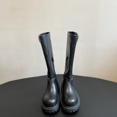 Balenciag*26ss夏季新款搭扣高筒靴 圆润饱满的大圆头靴型辨识度拉满,靴身外侧搭配复古金属方扣饰带,侧边拉链设 Balenciag*26ss夏季新款搭扣高筒靴 圆润饱满的大圆头靴型辨识度拉满,靴身外侧搭配复古金属方扣饰带,侧边拉链设