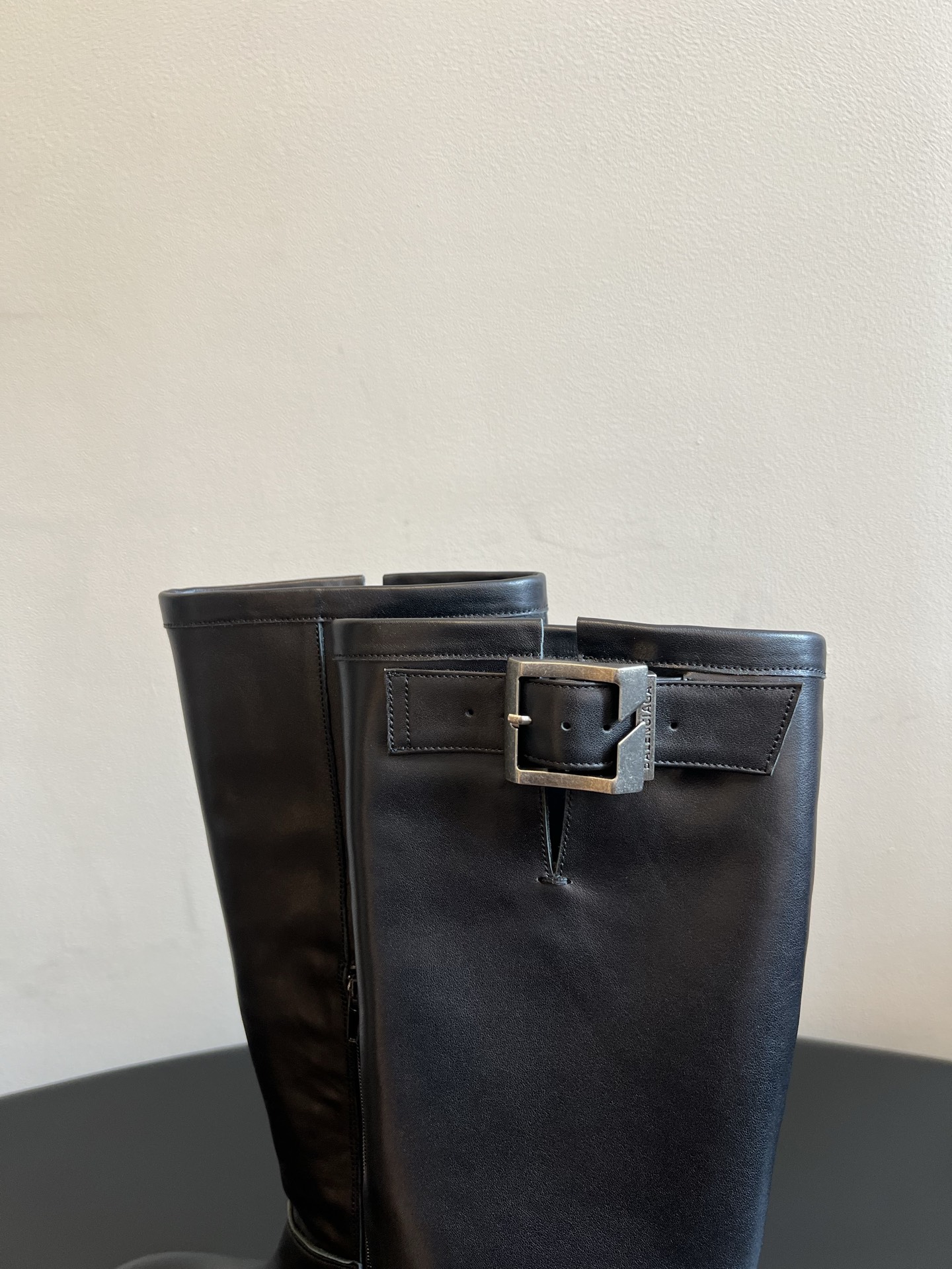 Balenciag*26ss夏季新款搭扣高筒靴 圆润饱满的大圆头靴型辨识度拉满,靴身外侧搭配复古金属方扣饰带,侧边拉链设 Balenciag*26ss夏季新款搭扣高筒靴 圆润饱满的大圆头靴型辨识度拉满,靴身外侧搭配复古金属方扣饰带,侧边拉链设