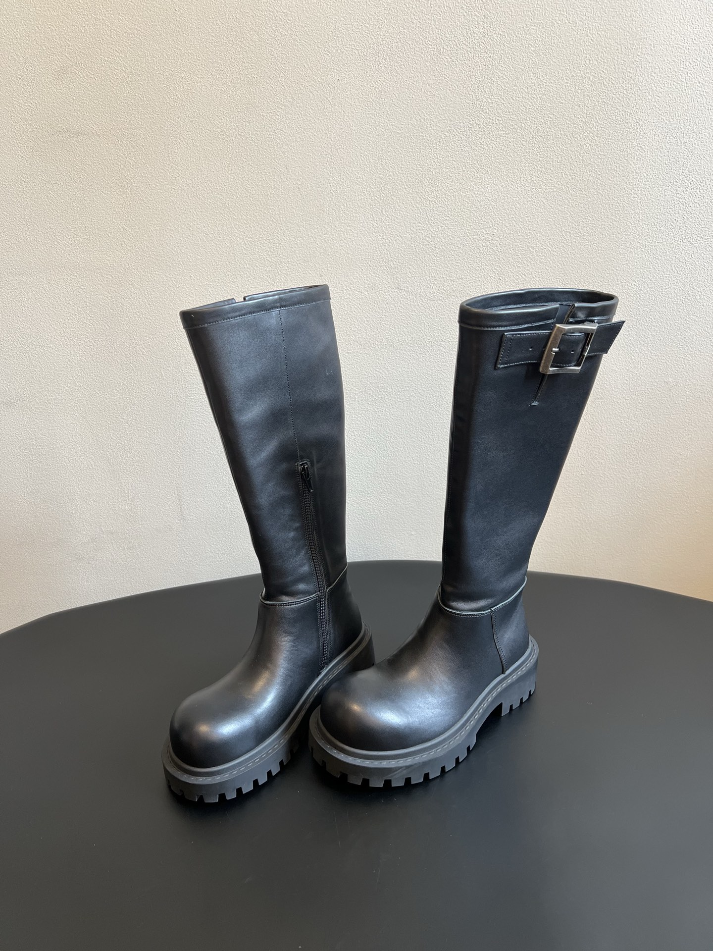 Balenciag*26ss夏季新款搭扣高筒靴 圆润饱满的大圆头靴型辨识度拉满,靴身外侧搭配复古金属方扣饰带,侧边拉链设 Balenciag*26ss夏季新款搭扣高筒靴 圆润饱满的大圆头靴型辨识度拉满,靴身外侧搭配复古金属方扣饰带,侧边拉链设