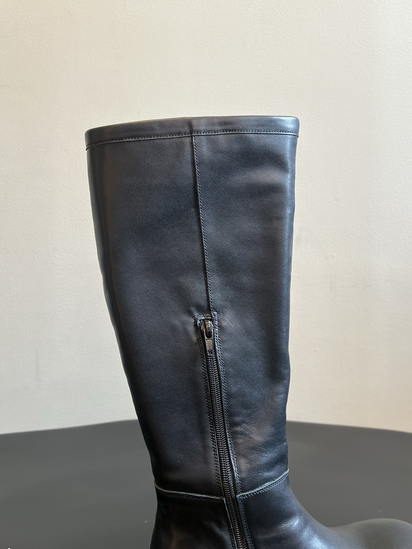 Balenciag*26ss夏季新款搭扣高筒靴 圆润饱满的大圆头靴型辨识度拉满,靴身外侧搭配复古金属方扣饰带,侧边拉链设 Balenciag*26ss夏季新款搭扣高筒靴 圆润饱满的大圆头靴型辨识度拉满,靴身外侧搭配复古金属方扣饰带,侧边拉链设