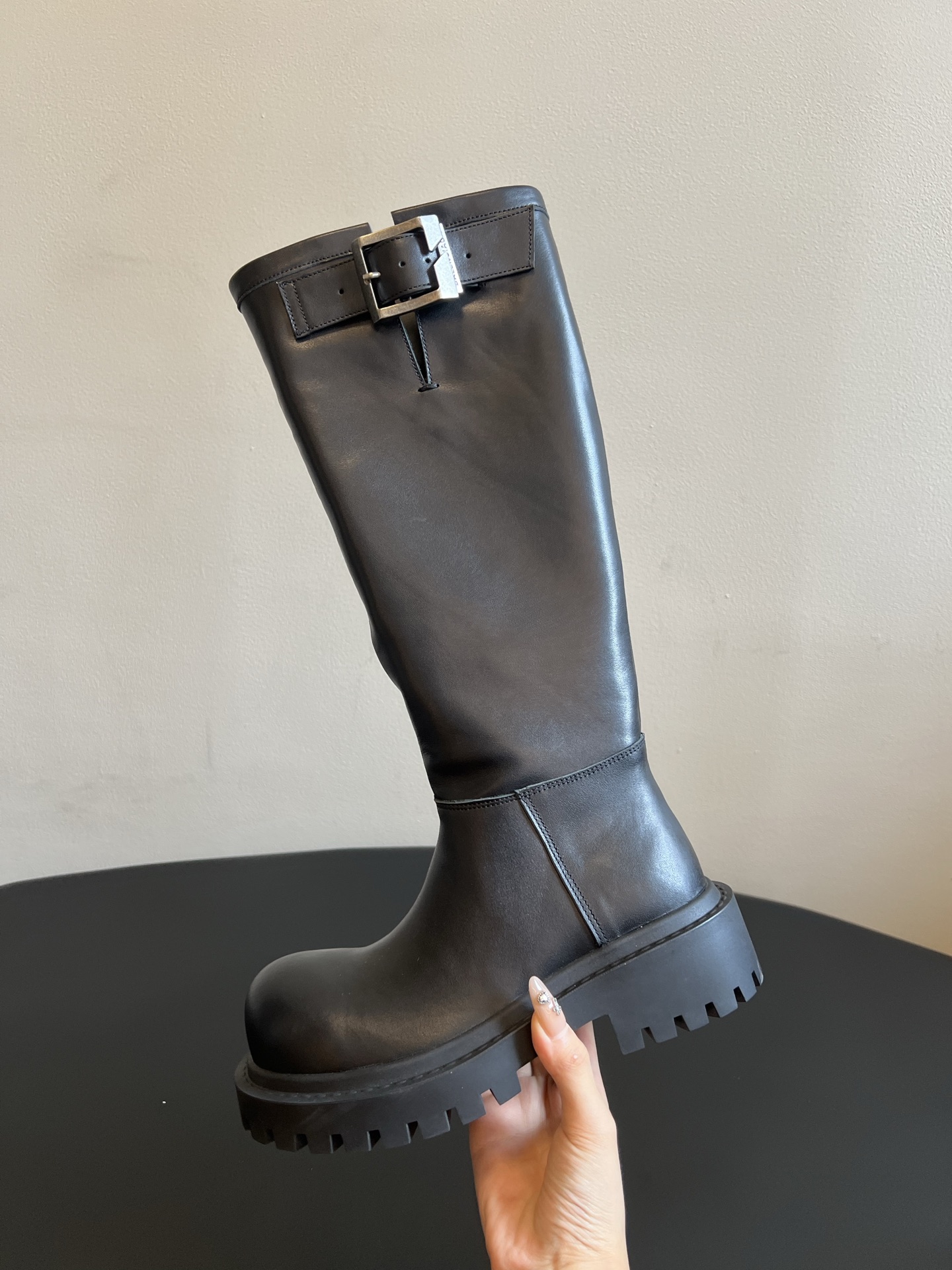 Balenciag*26ss夏季新款搭扣高筒靴 圆润饱满的大圆头靴型辨识度拉满,靴身外侧搭配复古金属方扣饰带,侧边拉链设 Balenciag*26ss夏季新款搭扣高筒靴 圆润饱满的大圆头靴型辨识度拉满,靴身外侧搭配复古金属方扣饰带,侧边拉链设