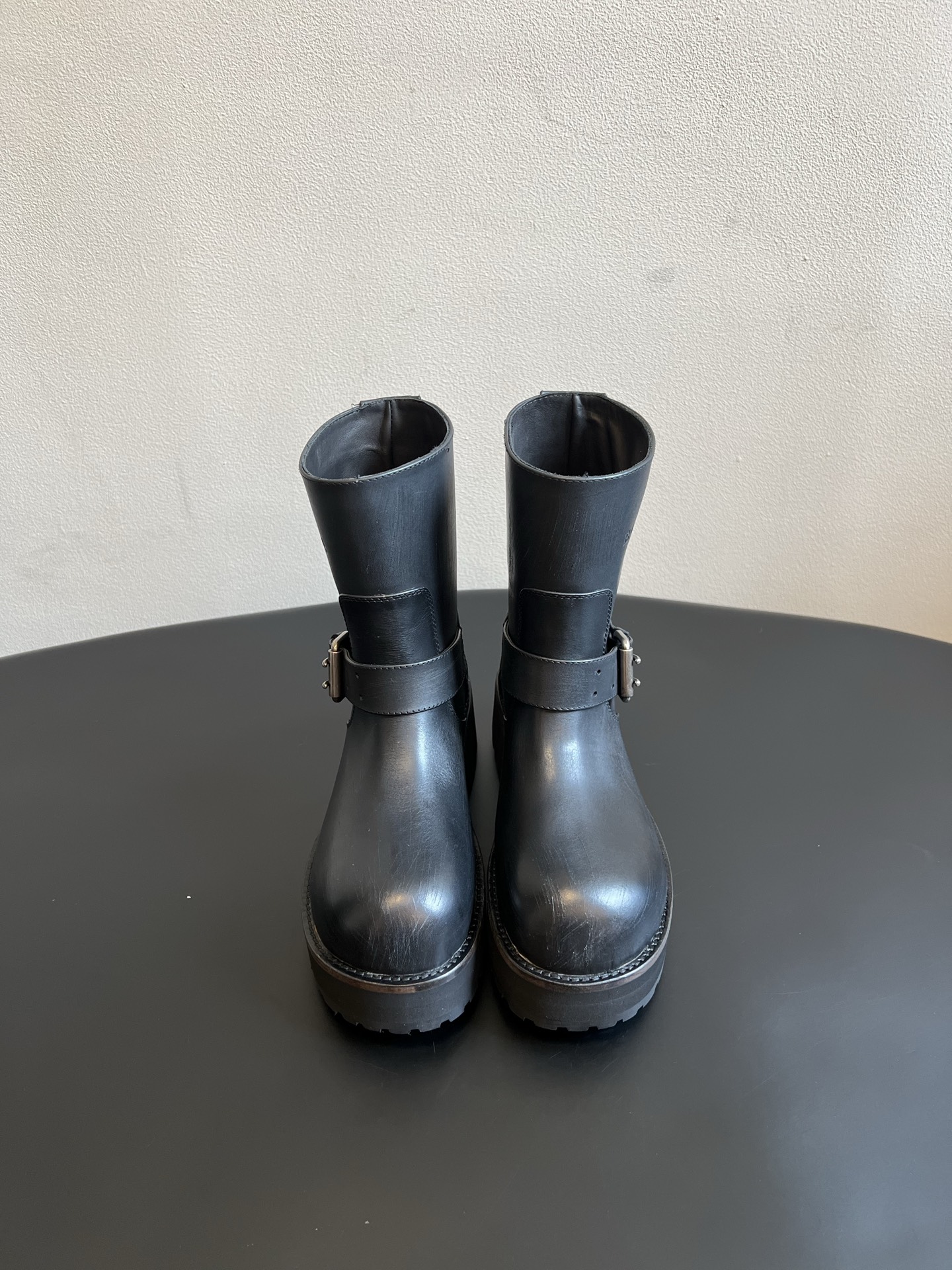 NO:957560,Balenciaga 26ss new summer buckle motorcycle boots are buckle motorcycle boots with a relaxed retro cool atmosphere. The round and plump big-toe boot shape is full of aura. The boot body is equipped with a metal buckle strap. The design is just right. The loose boot shaft does not tighten the legs, and can be easily controlled by various leg types.  The boot body is embossed with a low-key letter logo and is embellished with a metal nameplate on the side. It has a retro-aged texture and is made with precise and neat workmanship. It combines fashion and practicality. It is an indispensable popular boot style for the autumn and winter wardrobe. Upper cowhide/cow suede Lining cowhide leather outsole combination with genuine leather welt Size 35-41 (customized sizes 40 and 41 are non-refundable) Heel height 5cm, boots, balenciaga, boots, cowhide19860909Balenciaga 26ss夏季新款搭扣机车短靴 自带松弛复古酷飒氛围感的搭扣机车短靴,圆润饱满的大头靴型气场十足,靴身配有金属搭扣束带,设计恰到好处,宽松靴筒不勒腿,各种腿型都能轻松驾驭. 靴身压印低调字母标识,侧边金属铭牌点缀,复古做旧质感高级,做工走线精密工整,把潮流感和实穿感融为一体,是秋冬衣橱不可或缺的爆款靴款. 鞋面牛皮/牛反绒 内里牛皮 大底真皮沿条组合大底 size35-41码（40、41码定制不退换） 跟高5cm,靴子,balenciaga,boots,cowhide,Women's Shoes