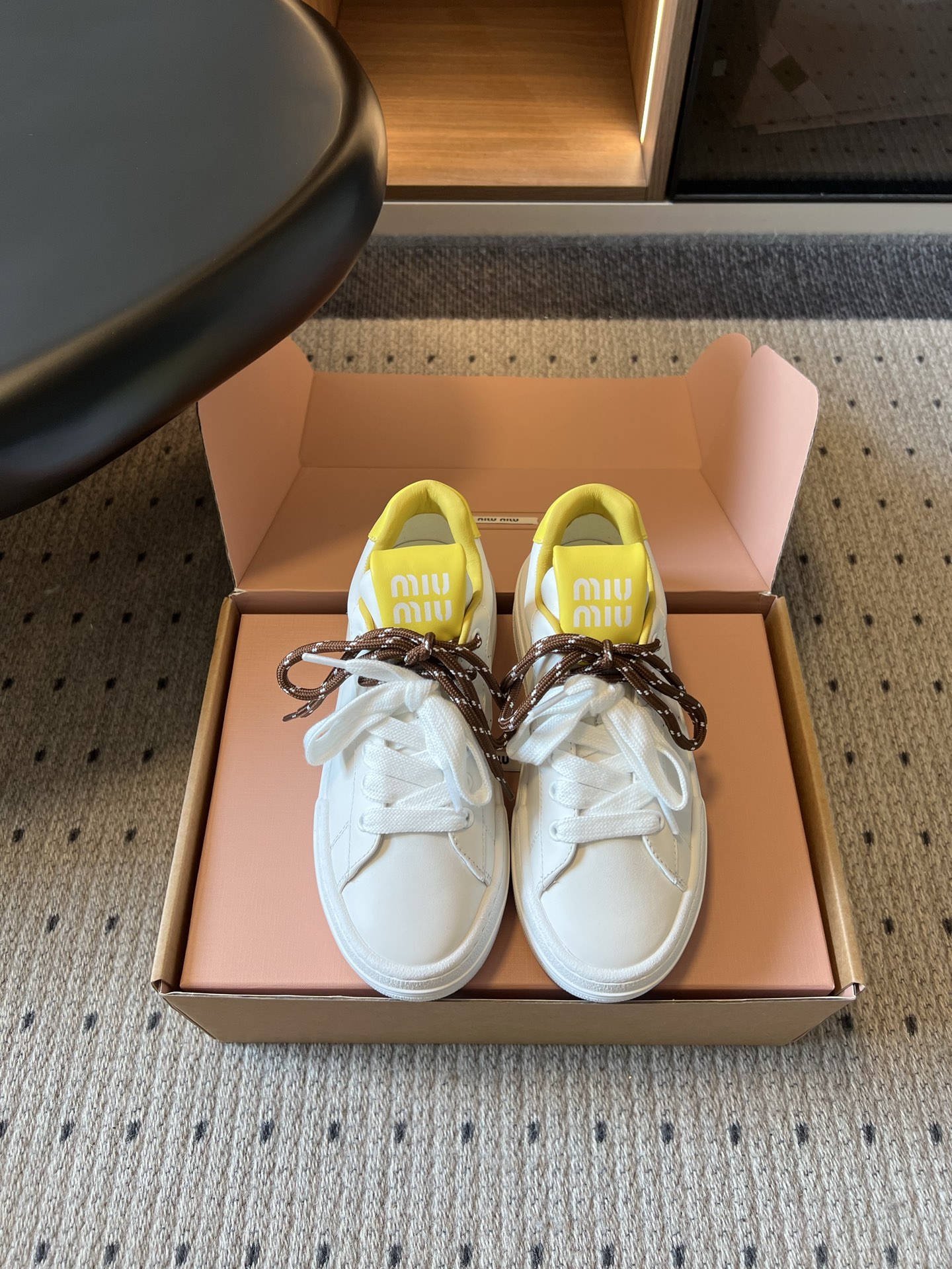 NO:957568,Miu Miu 26ss summer new casual thick-soled white shoes have a gentle and sweet casual atmosphere. The pure white shoe body is matched with colorful heel splicing, and comes with two-color shoelaces to switch styles at will. The simple version hides a delicate and careful look. It is suitable for pleated skirts, denim straight pants, and casual sweatshirt suits. It is suitable for campus commuting, shopping and dating, and short trips. It can easily create a energetic girl's outfit. Upper cowhide leather lining Sheepskin outsole Rubber outsole  Size 35-40 (customized sizes 40 are non-returnable) Heel height 4cm, casual shoes/sports shoes, miumiu, sneakers, hoodie, sweatshirts, skirts, cowhide, sheepskin19860909Miu Miu 26ss夏季新款休闲厚底小白鞋 温柔甜欲的休闲氛围感扑面而来,纯白鞋身搭配多彩后跟拼接,附赠双色鞋带随心切换造型,简约版型藏着精巧小心机. 适配百褶短裙、牛仔直筒裤、休闲卫衣套装,校园通勤、逛街约会、短途出游都适配,轻松打造元气少女穿搭. 鞋面牛皮 内里羊皮 大底橡胶大底 size35-40码（40码定制不退换） 跟高4cm,休闲鞋/运动鞋,miumiu,sneakers,hoodie,sweatshirts,skirts,cowhide,sheepskin,Women's Shoes