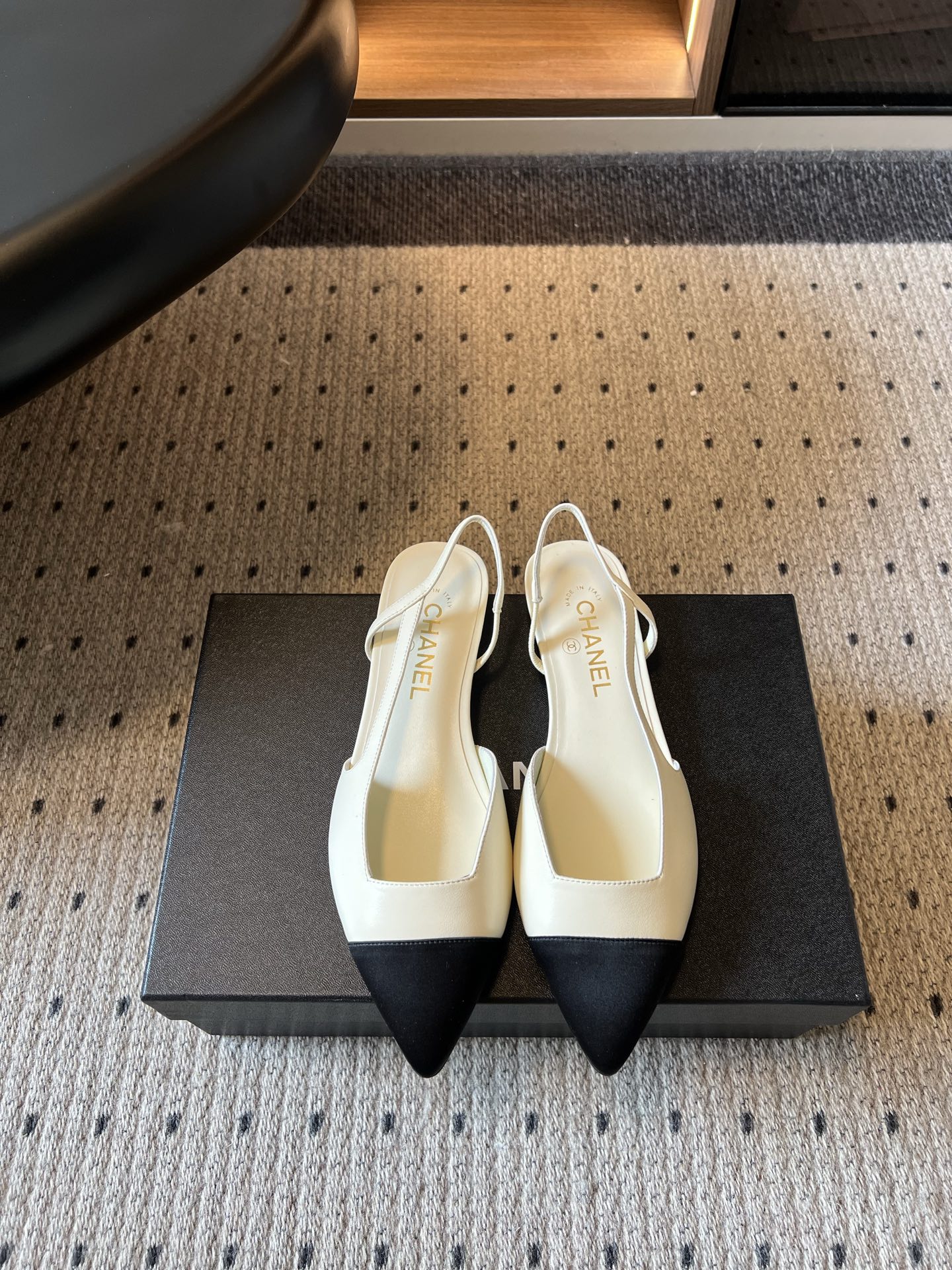 샤넬 컬러블록 포인티드토 오픈백 플랫 148079
