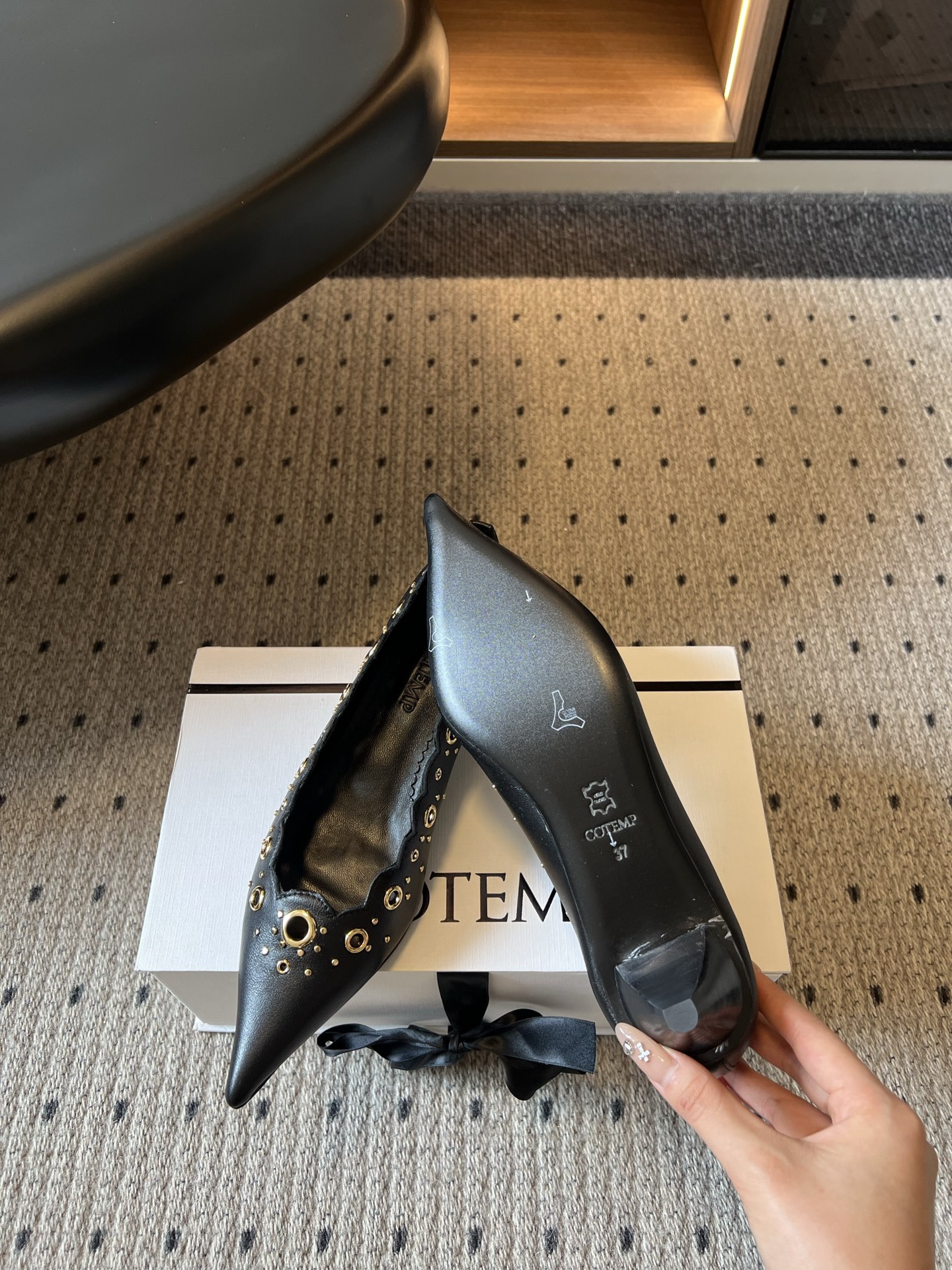 G102 COTEM* 26ss新款镂空花边玛丽珍鞋 自带松弛复古文艺氛围感的平底玛丽珍，圆润圆头搭配波浪花边鞋口，鞋身