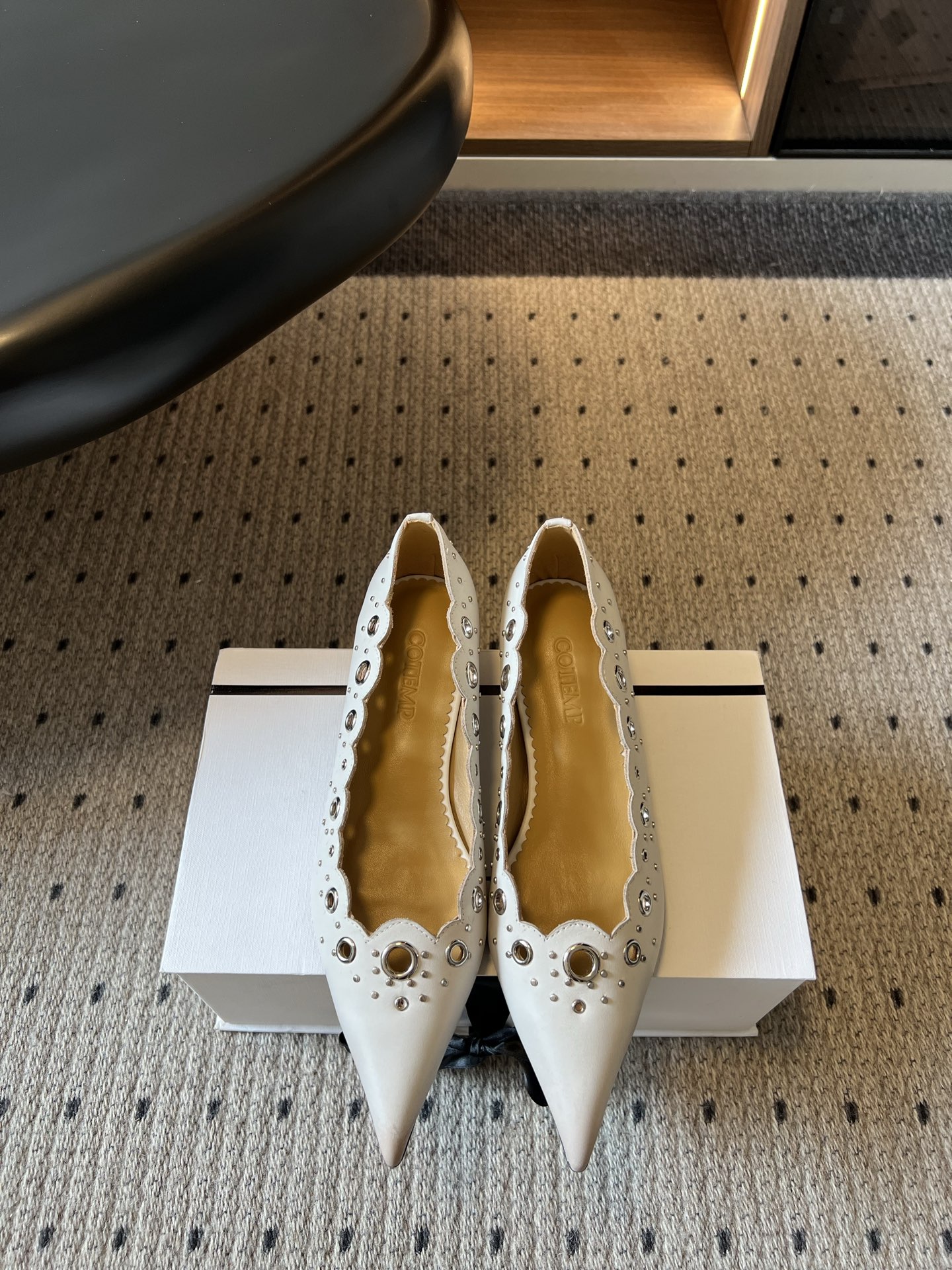 NO:958217,COTEM* 26ss new summer pointed-toe hollow low-heeled shoes are pointed-toed high-heeled shoes with a sweet and luxurious atmosphere. The neat pointed toe is matched with a wavy lace collar. The shoe body is decorated with scattered rings. The exquisite cold tone brings a retro niche style. The pointed-toed high heels that combine retro softness and cool metal elements balance gentle temperament and neat aura. They are in-demand temperament shoes that are suitable for all seasons and enhance the sophistication of wear.  Upper polished calfskin/suede lining sheepskin outsole Italian genuine leather outsole size 35-40 (customized size 40 is non-returnable) Heel height 3.5cm, single shoes, cowhide, sheepskin, chamois leather, Leather soles19860909COTEM* 26ss夏季新款尖头镂空低跟单鞋 自带甜欲轻奢氛围感的尖头高跟单鞋,利落尖头搭配波浪花边鞋口,鞋身错落排布圆环装饰,精致冷调自带复古小众格调. 融合复古柔美与酷感金属元素的尖头高跟,平衡温柔气质与利落气场,是适配四季、提升穿搭精致度的刚需气质单鞋. 鞋面擦色小牛皮/麂皮 内里羊皮 大底意大利真皮大底 size35-40码（40码定制不退换） 跟高3.5cm,单鞋,cowhide,sheepskin,chamois leather,Leather soles,Women's Shoes