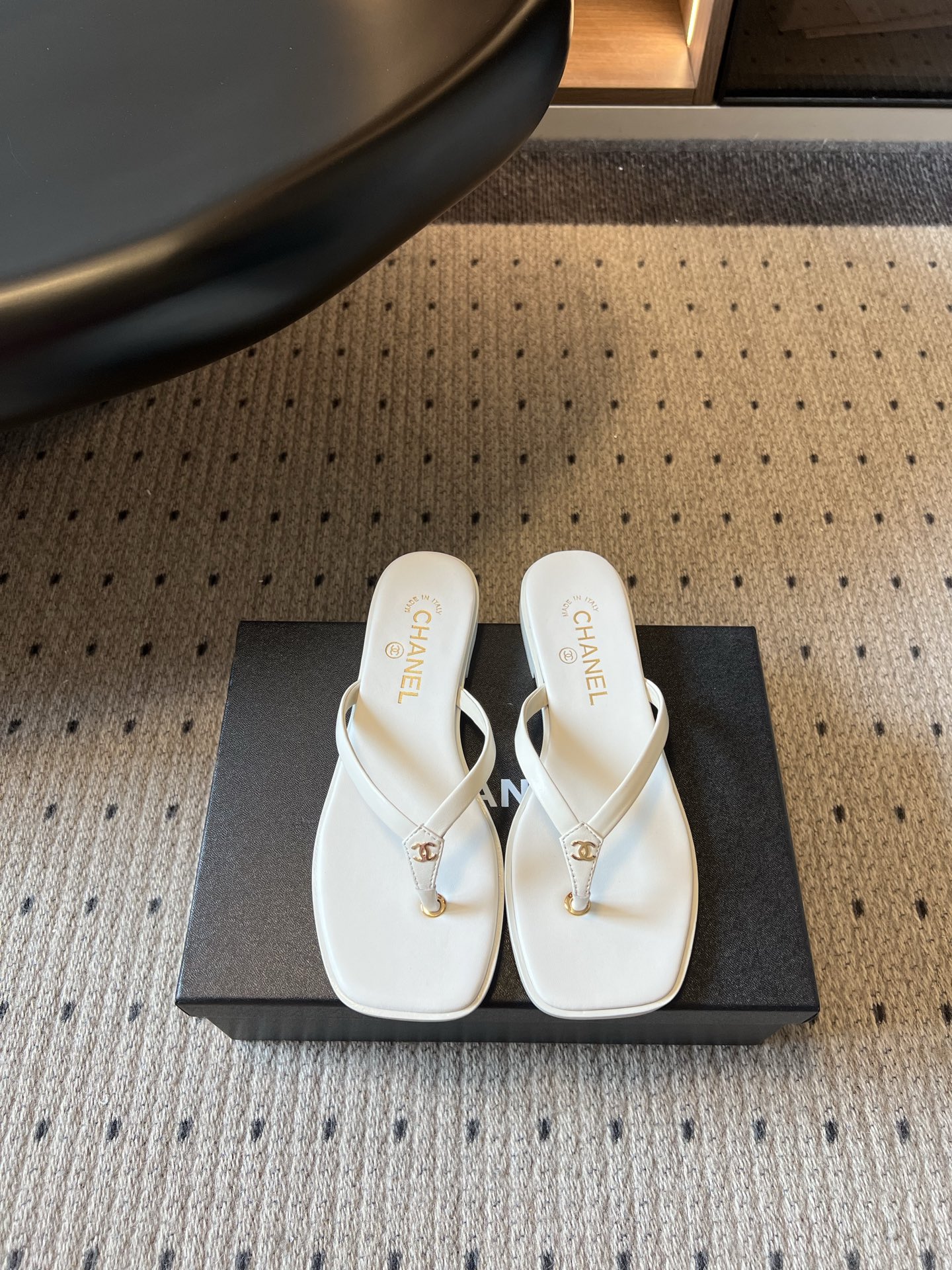 샤넬 뉴 스퀘어토 플립플롭 여성 샌들 143694