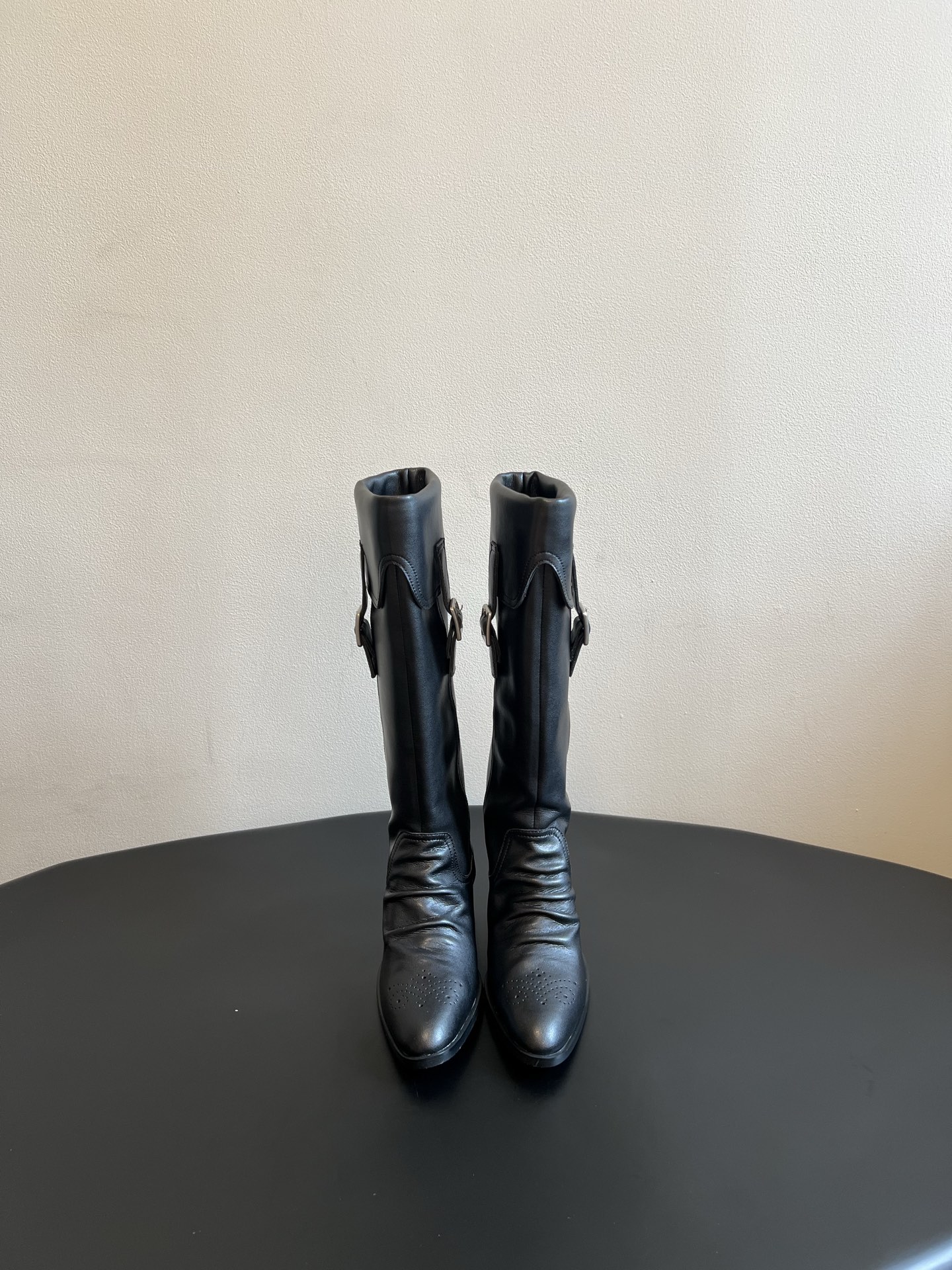 NO:958185,Unfoli*26ss summer new style pleated cuffed high boots are long western knight boots with a relaxed retro literary atmosphere. The micro-pointed toe is equipped with breathable punching details. The boot shaft is cuffed and the metal square buckle on the side is the iconic decoration. The boot body is naturally pleated, giving it a lazy retro American atmosphere.  Autumn and winter high boots that combine lazy, relaxed and retro western temperament. They have both a leg-shaping effect and a practical attribute, and they can easily lengthen the leg lines. They are the core item for creating a layered look in autumn and winter. The upper is made of high silk satin suede/sheepskin, and the lining is sheepskin. The outsole is original molded outsole, size 35-40 (customized size 40 is non-returnable), heel height 5cm, boots, boots, sheepskin19860909Unfoli*26ss夏季新款褶皱翻边高筒靴 自带松弛复古文艺氛围感的长款西部骑士靴,微尖鞋头搭配透气冲孔细节,靴筒采用翻边剪裁,侧边金属方扣作为标志性装饰,靴身自然堆褶,慵懒复古的美式氛围拉满. 融合慵懒松弛与复古西部气质的秋冬高筒靴,兼顾修饰腿型效果与实穿属性,轻松拉长腿部线条,是秋冬打造层次感穿搭的核心单品. 鞋面高丝光牛反绒/羊皮 内里羊皮 大底原版开模大底 size35-40码（40码定制不退换） 跟高5cm,靴子,boots,sheepskin,Women's Shoes