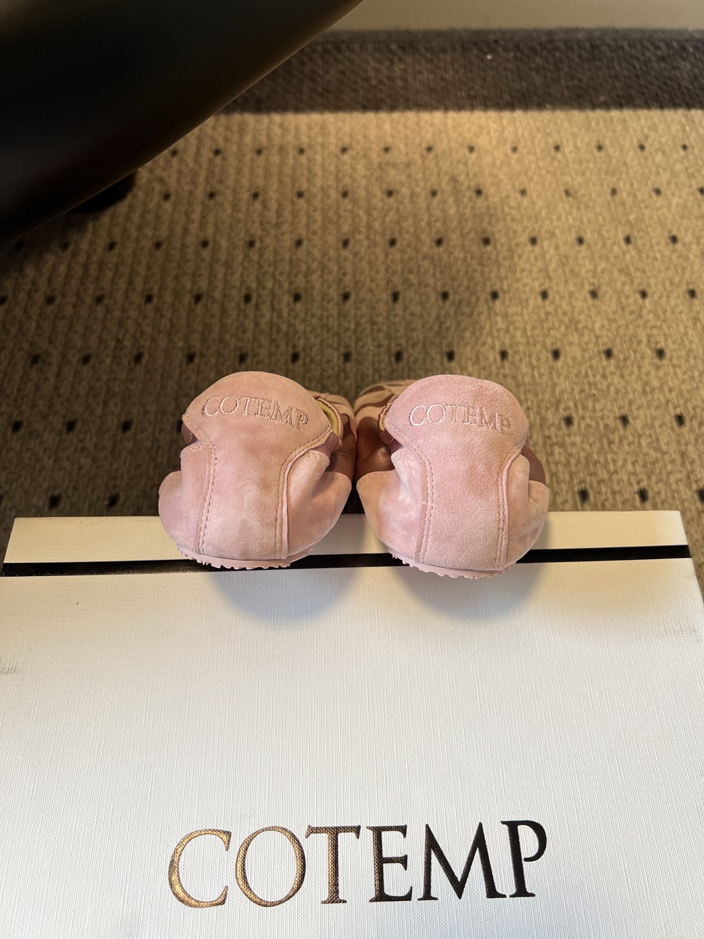 G102 COTEM* 26ss夏季新款褶皱绸缎一脚蹬薄底休闲 德训鞋自带松弛复古文艺氛围感的懒人德训鞋,软乎乎绒面搭配 G102 COTEM* 26ss夏季新款褶皱绸缎一脚蹬薄底休闲 德训鞋自带松弛复古文艺氛围感的懒人德训鞋,软乎乎绒面搭配