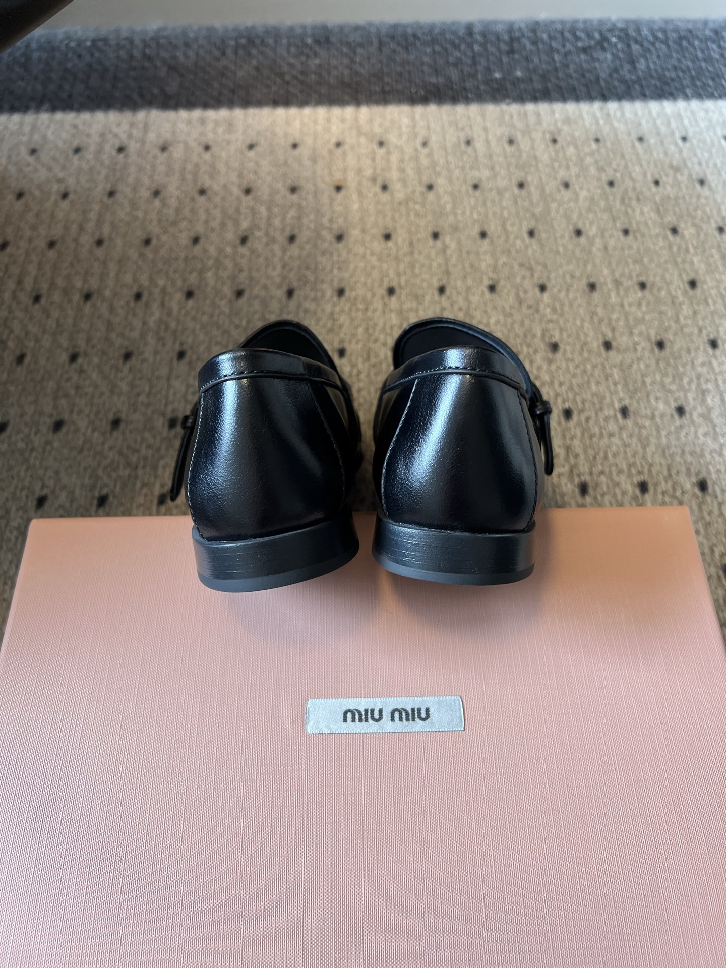 G304Miu Mi*26ss新款擦色乐福鞋 自带复古贵气氛围感的乐福单鞋,圆润鞋头搭配鞋身褶皱设计,复古金属圆环搭扣点 G304Miu Mi*26ss新款擦色乐福鞋 自带复古贵气氛围感的乐福单鞋,圆润鞋头搭配鞋身褶皱设计,复古金属圆环搭扣点