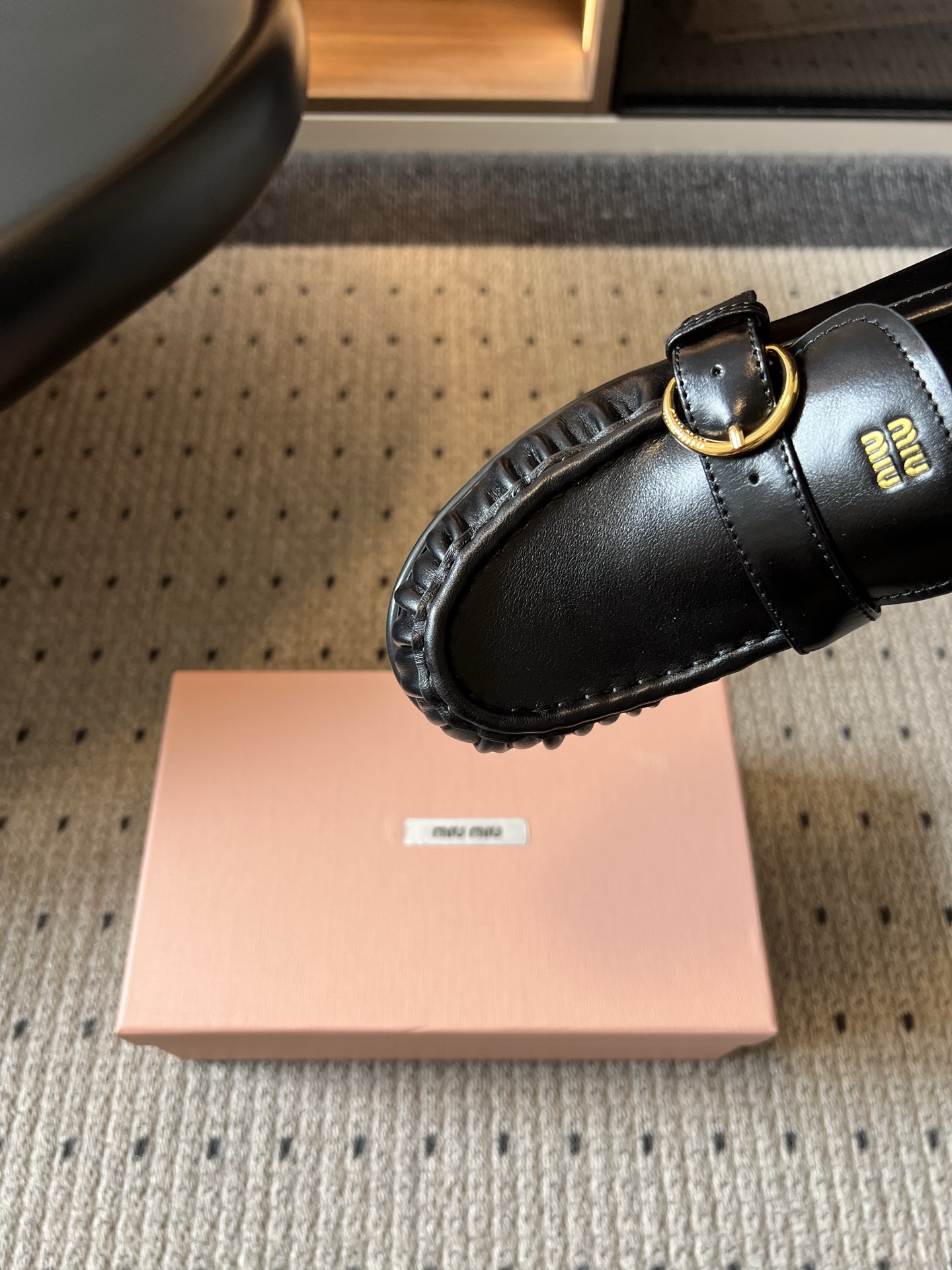 G304Miu Mi*26ss新款擦色乐福鞋 自带复古贵气氛围感的乐福单鞋,圆润鞋头搭配鞋身褶皱设计,复古金属圆环搭扣点 G304Miu Mi*26ss新款擦色乐福鞋 自带复古贵气氛围感的乐福单鞋,圆润鞋头搭配鞋身褶皱设计,复古金属圆环搭扣点
