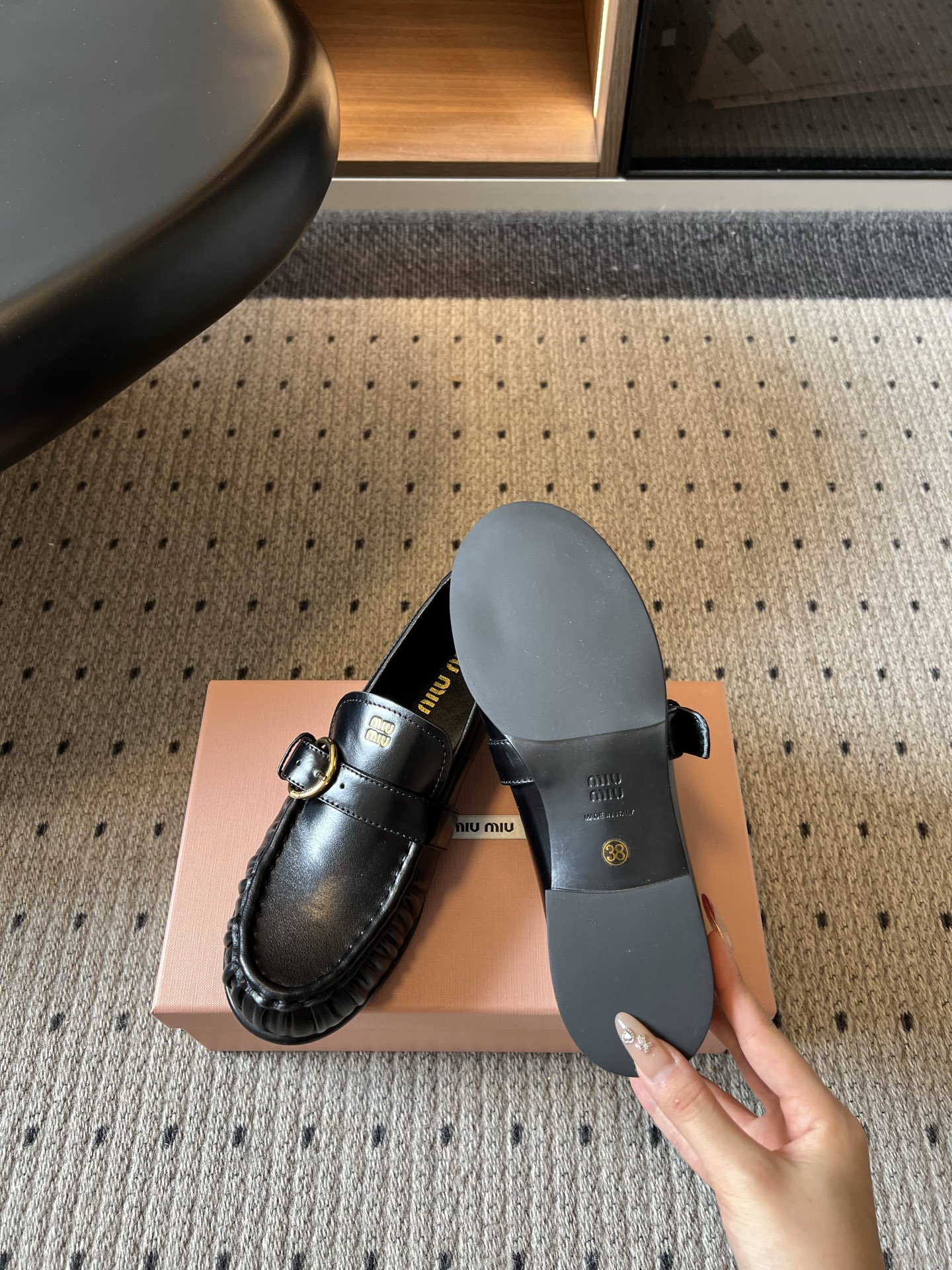 G304Miu Mi*26ss新款擦色乐福鞋 自带复古贵气氛围感的乐福单鞋,圆润鞋头搭配鞋身褶皱设计,复古金属圆环搭扣点 G304Miu Mi*26ss新款擦色乐福鞋 自带复古贵气氛围感的乐福单鞋,圆润鞋头搭配鞋身褶皱设计,复古金属圆环搭扣点