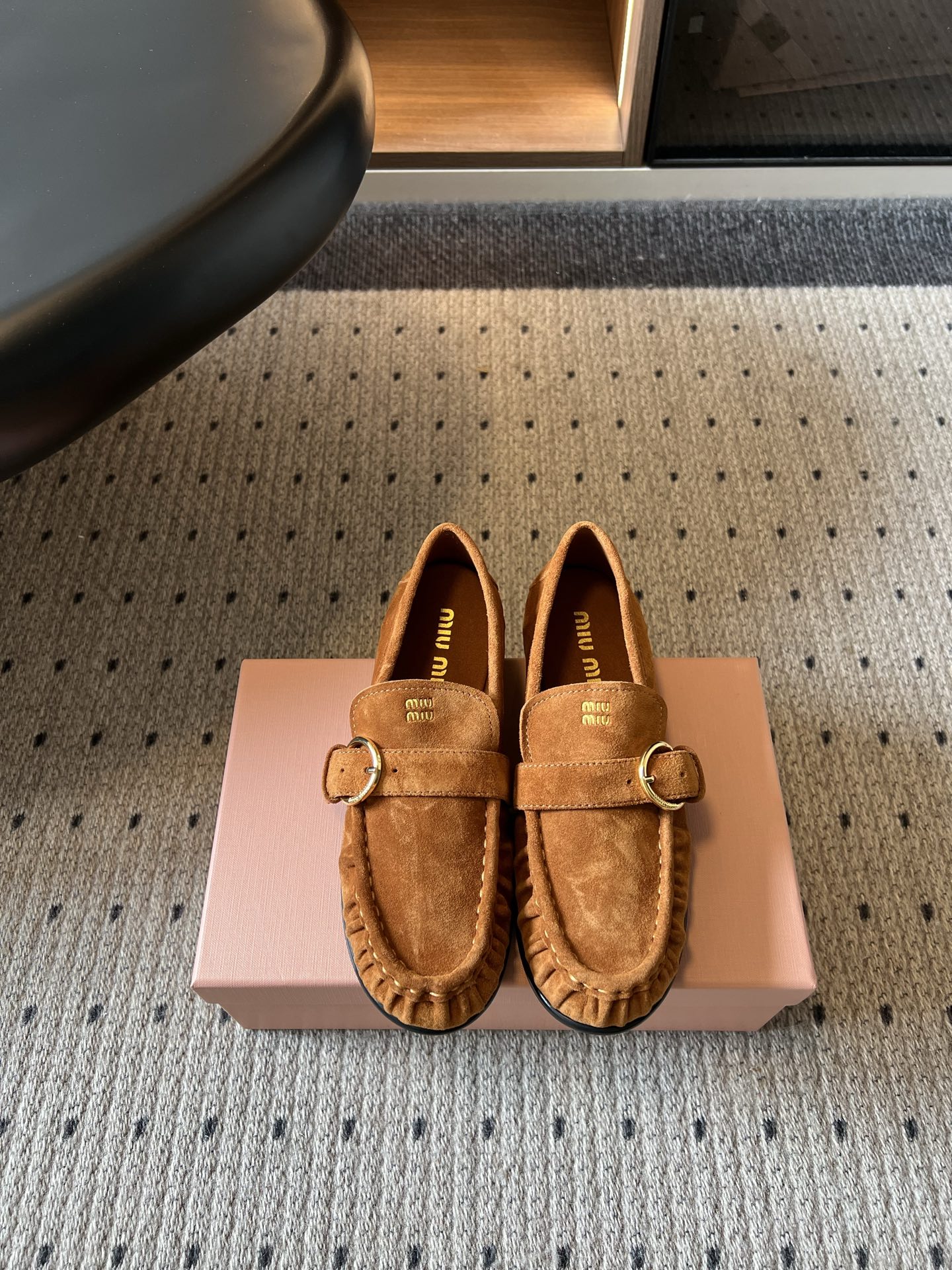 NO:958307,The top version of Miu Miu 26ss summer new pleated metal buckle loafers is a loafer with a retro and noble atmosphere. The round toe is matched with the pleated design of the shoe body. The retro metal ring buckle embellishes the upper. The exquisite logo is low-key, gentle and recognizable. It combines college style and retro tones, and the soft version weakens the toughness. It takes into account both appearance and practical wear. It is versatile in all seasons and easily enhances the retro texture of the entire outfit. Upper cowhide/cow suede  Sheepskin lining, original rubber outsole, size 35-40 (customized size 40 is not returnable), heel height 1.5cm, loafers, miumiu, loafers, cowhide, sheepskin19860909顶级版本 Miu Miu 26ss夏季新款褶皱金属扣乐福鞋 自带复古贵气氛围感的乐福单鞋,圆润鞋头搭配鞋身褶皱设计,复古金属圆环搭扣点缀鞋面,精致标识低调点睛,温柔又有辨识度. 融合学院风与复古调性,柔和版型弱化硬朗感,兼顾颜值与实穿,四季百搭,轻松提升整套穿搭复古质感. 鞋面牛皮/牛反绒 内里羊皮 大底原版橡胶大底 size35-40码（40码定制不退换） 跟高1.5cm,乐福鞋,miumiu,loafers,cowhide,sheepskin,Women's Shoes