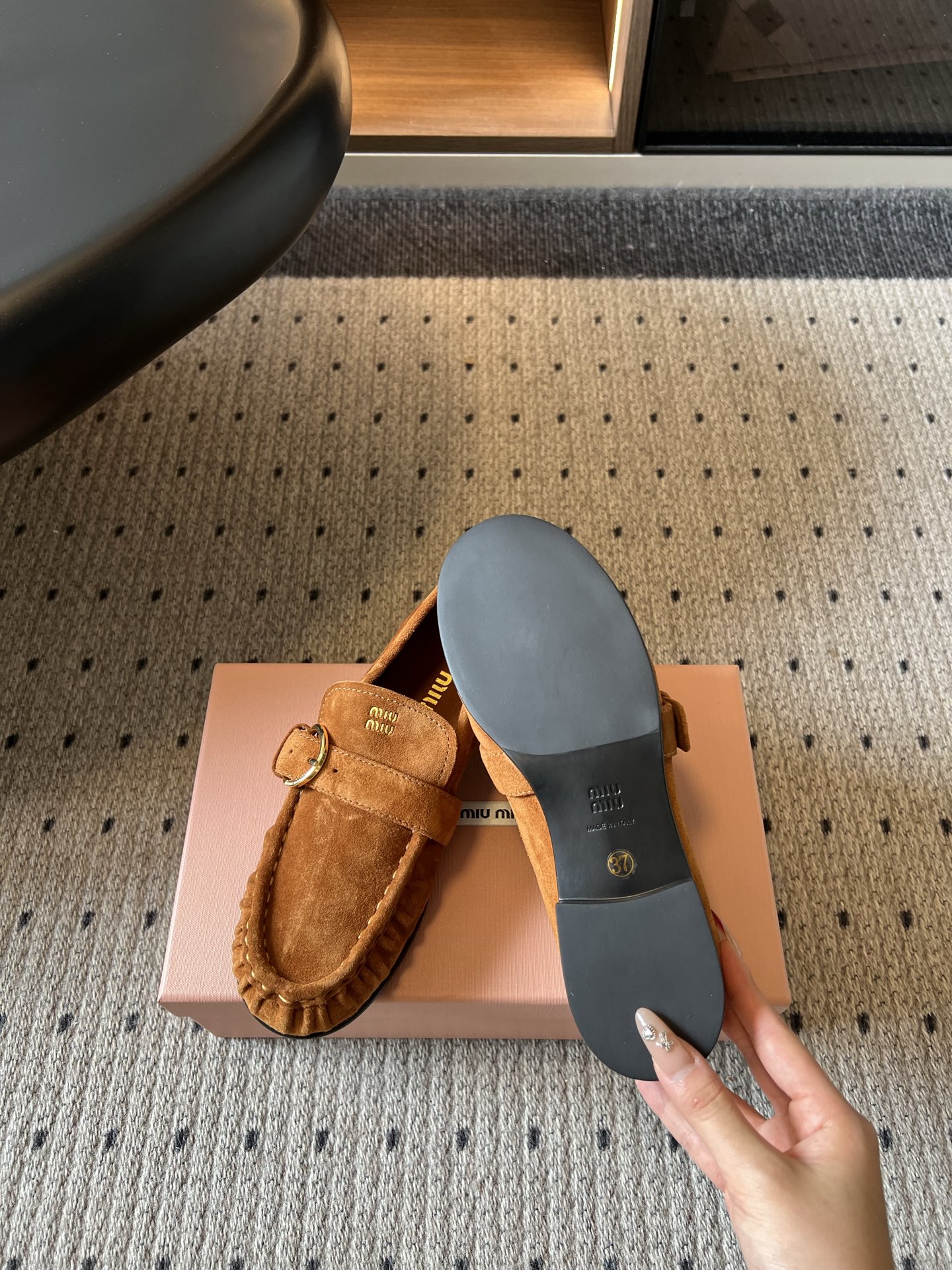 G304Miu Mi*26ss新款擦色乐福鞋 自带复古贵气氛围感的乐福单鞋，圆润鞋头搭配鞋身褶皱设计，复古金属圆环搭扣点