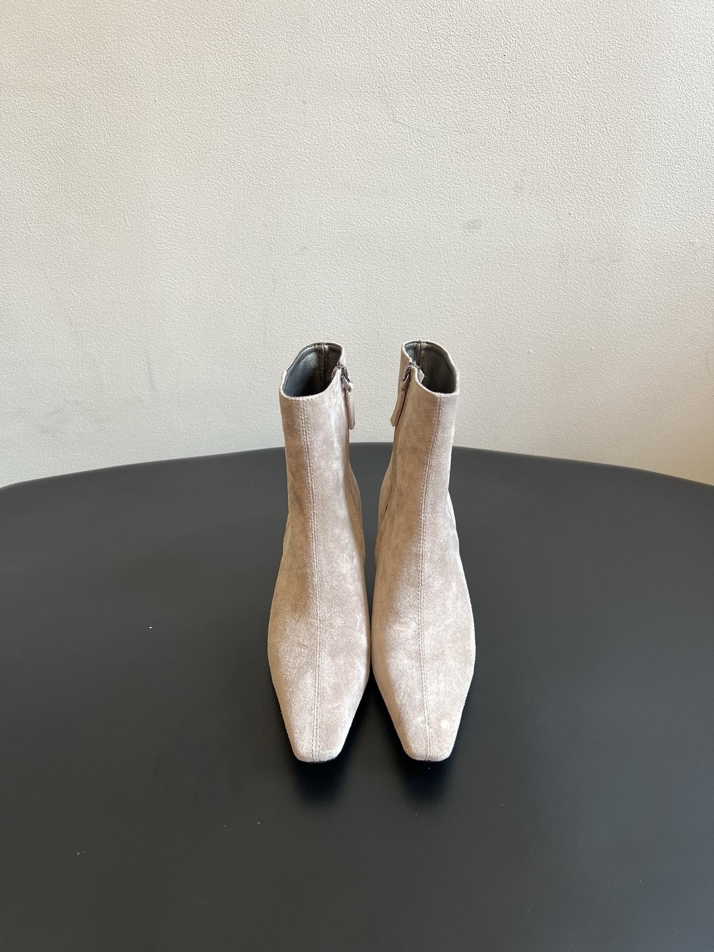 NO:956634,Top-quality Brunello Cucinell*BC26ss autumn new pointed toe stiletto boots are commuter boots with a cool minimalist atmosphere. The soft pointed toe cleanly modifies the foot shape. The elastic straight boot shaft fits the shape of the leg. The invisible zipper design on the inside makes it easy to put on and take off. The exquisite stiletto heel elongates the leg proportions. The overall simple and elegant minimalist version takes into account the formal feeling in the workplace and the relaxed feeling in daily life. It is versatile in all seasons and can be easily worn to give a neat and slimming high-end temperament.  Upper imported cowhide/cow suede, lining imported pearlescent sheepskin, outsole Italian leather outsole size 35-41 (customized sizes 40 and 41 are non-returnable), heel height 5.5cm, boots, brunello cucinelli, boots, cowhide, sheepskin, Leather soles19860909顶级品质 Brunello Cucinell*BC26ss秋季新款尖头细跟短靴 自带清冷极简氛围感的通勤短靴,柔和小尖头利落修饰脚型,贴合腿型的弹力直筒靴筒,内侧隐形拉链设计穿脱便捷,精致细跟拉长腿部比例. 整体简约大气的极简版型,兼顾职场正式感与日常松弛感,四季百搭,轻松穿出利落显瘦的高级气质. 鞋面进口牛皮/牛反绒 内里进口珠光羊皮 大底意大利真皮大底 size35-41码（40、41码定制不退换） 跟高5.5cm,靴子,brunello cucinelli,boots,cowhide,sheepskin,Leather soles,Women's Shoes
