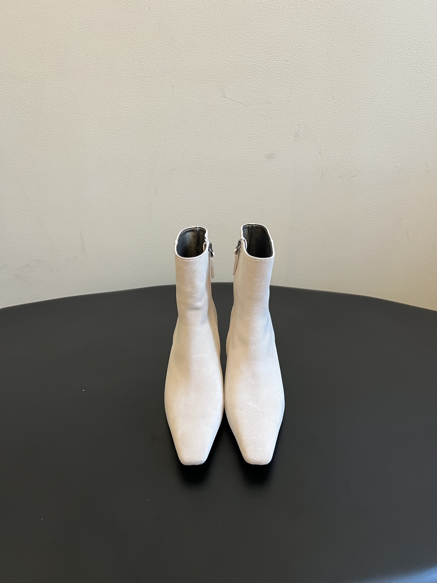 NO:956644,Top-quality Brunello Cucinell*BC26ss autumn new pointed toe stiletto short boots are basic autumn and winter short boots with a gentle ladylike atmosphere. The exquisite pointed toe modifies the line of the foot. The simple straight elastic boot shaft fits the calf without being tight. The invisible zipper design on the side makes it easy to put on and take off.  The overall minimalist and attractive basic boot shape combines a gentle atmosphere with daily practicality. It is suitable for wearing alone in spring and autumn or with a coat in winter. It can easily be worn to show a slim and elegant high-end temperament. The upper is imported cowhide/cow suede. The lining is imported pearlescent sheepskin. The outsole is Italian genuine leather. Sizes 35-41 (customized sizes 40 and 41 are non-refundable). Heel height 5.5cm, boots, brunello  cucinelli,boots,cowhide,sheepskin,leather soles19860909顶级品质 Brunello Cucinell*BC26ss秋季新款尖头细跟短靴 自带温柔名媛氛围感的秋冬基础款短靴,精致小尖头修饰脚型线条,简约直筒弹力靴筒贴合小腿不紧绷,侧边隐形拉链设计穿脱省心. 整体极简耐看的基础靴型,兼顾温柔氛围感与日常实穿性,春秋单穿、冬季搭大衣都合适,轻松穿出显瘦优雅的高级气质. 鞋面进口牛皮/牛反绒 内里进口珠光羊皮 大底意大利真皮大底 size35-41码（40、41码定制不退换） 跟高5.5cm,靴子,brunello cucinelli,boots,cowhide,sheepskin,Leather soles,Women's Shoes