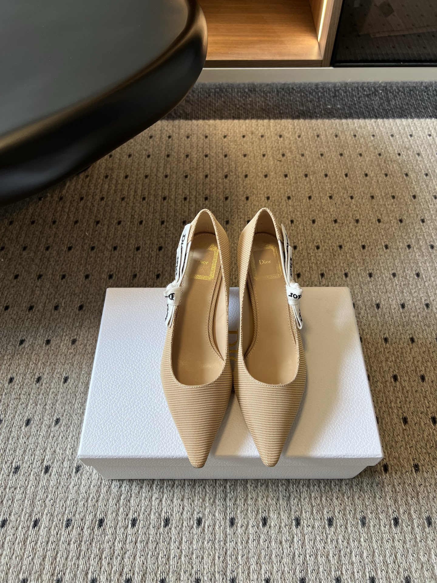 NO:958353,Purchasing-grade Dior 26ss new summer pointed-toe bow shoes. The neat pointed-toe lines modify the foot contour. The texture of the light apricot texture is delicate and unique. The heel is embellished with a brand webbing bow, which is low-key yet exquisite. The elegant and soft tones are high-end and durable, with both commuting practicality and dressing atmosphere. It can easily create a refined and elegant urban female image and can be matched in all seasons. Original custom-made upper fabric, inner sheepskin outsole, Italian genuine leather outsole  Size 35-41 (customized sizes 40 and 41 are non-refundable) Heel height 6.5cm, single shoes, dior, sheepskin, Leather soles19860909代购级 Dior 26ss夏季新款尖头蝴蝶结单鞋 利落尖头线条修饰足部轮廓,浅杏织面肌理细腻独特,后跟搭配品牌织带蝴蝶结点缀,低调不失精致格调. 素雅柔和的色调高级耐看,兼具通勤实用性与穿搭氛围感,轻松打造精致优雅的都市女性形象,四季皆可搭配. 鞋面原版定制面料 内里羊皮 大底意大利真皮大底 size35-41码（40、41码定制不退换） 跟高6.5cm,单鞋,dior,sheepskin,Leather soles,Women's Shoes