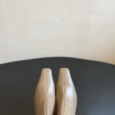 Khait* 26ss早秋新款尖头低跟弹力短靴 自带清冷极简高级的知性氛围感,利落小尖头线条拉长腿部线条,贴合小腿的弹力 Khait* 26ss早秋新款尖头低跟弹力短靴 自带清冷极简高级的知性氛围感,利落小尖头线条拉长腿部线条,贴合小腿的弹力